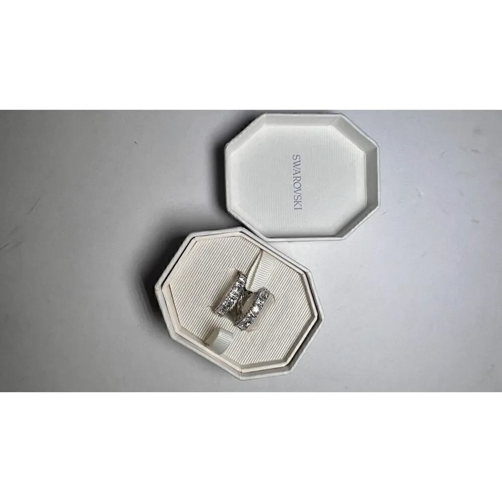 Swarovski Womens Fashion Square-Cut Hyperbola Cubic Zirconia Gem Twisted Ring
